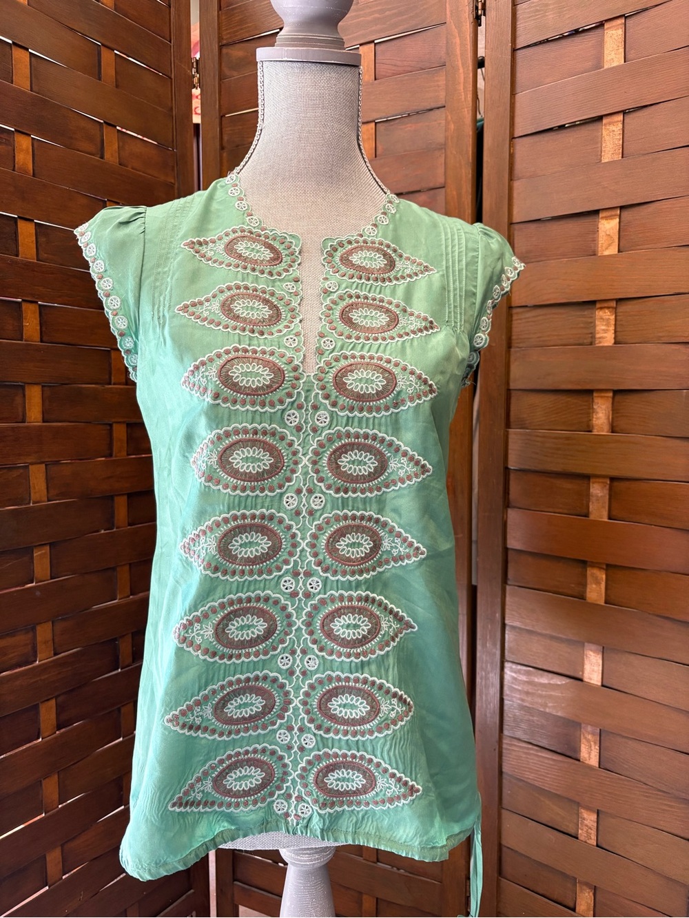 Bcbgmaxazria 100% silk Green Embroidered Cap-Sleeve Women's Top blouse size xs